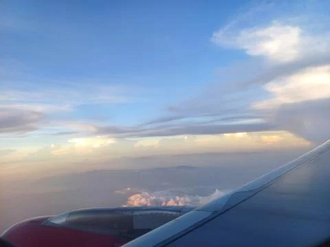 Stunning Aerial View of Cloudscape at Sunset from Airplane Window Foto stock