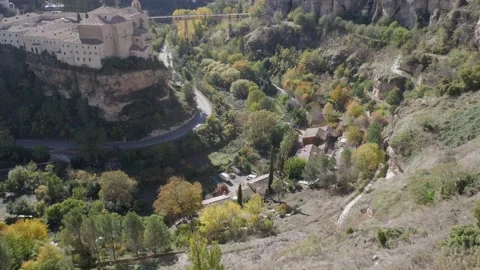 Stunning Aerial View of Cuenca, Spain: Lush Greenery and Historic Charm Stockbeeldmateriaal 333443398