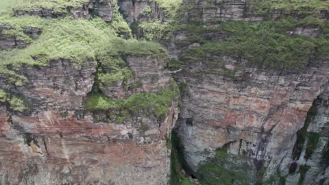 Stunning Aerial View of Imposing Cliff Walls with Lush Green Vegetation Stockbeeldmateriaal 332728072