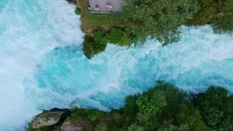 Stunning aerial wide angle drone footage of Huka Falls 库存影片 236008335