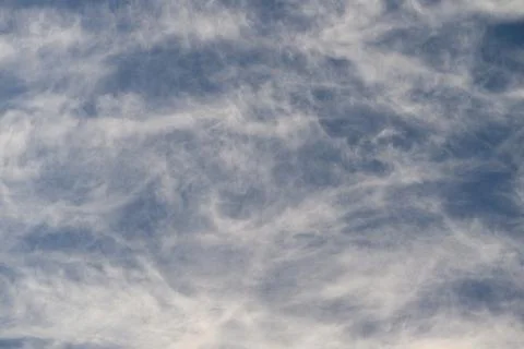 Stunning and Beautiful Cloud Patterns Gracefully Displayed Against a Clear Blue Foto stock