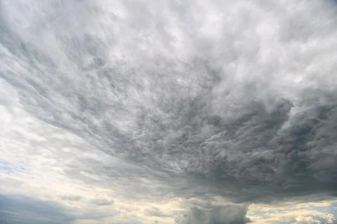 A stunning and dramatic cloud formation creates an overcast sky that captivates Stockfoto's