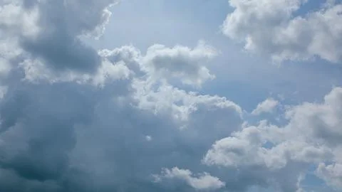 Stunning and Dynamic Cloud Patterns Grace the Sky, Capturing Our Imagination and Foto stock