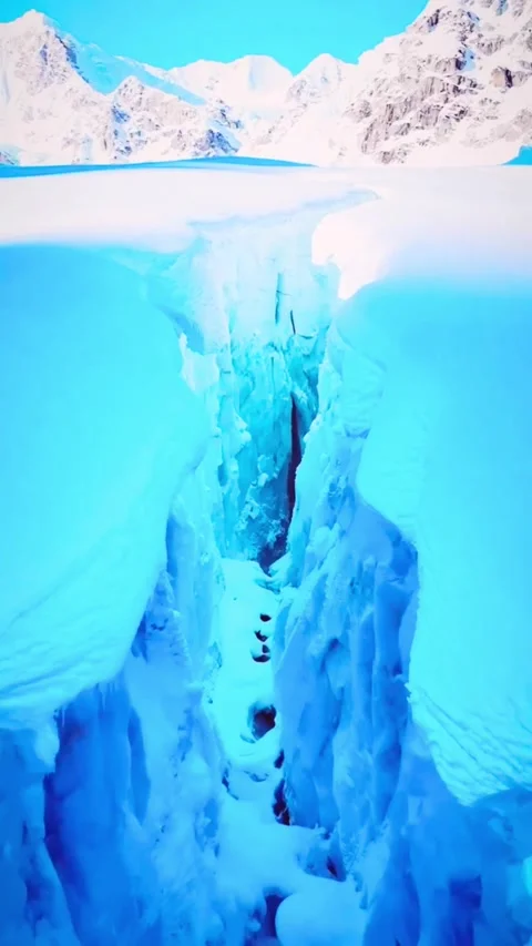 Stunning cinematic drone descent into deep blue arctic glacial crevasse. Stock-Footage 333955020
