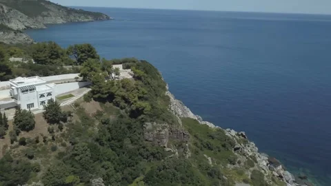 Stunning cliffside villa overlooking the ocean in scenic location 库存影片 301735248
