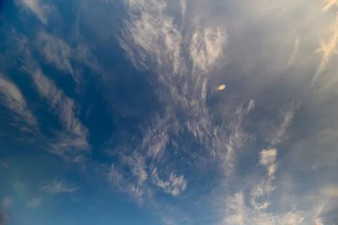 Stunning Cloud Patterns Captured High Above in the Beautiful Sky During Dusk and Foto stock