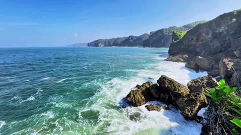Stunning Coastal Cliffs and Turquoise Ocean Waves Crashing on Rocks Video stock 333695671