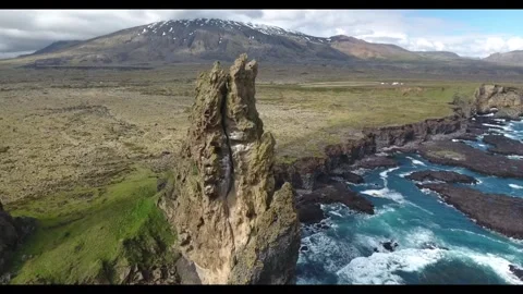 Stunning coastal cliffs and waves in Iceland's dramatic landscape Stock-Footage 320293406