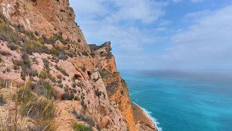Stunning Coastal Cliffs That Dramatically Overlook Vibrant Turquoise Waters.. Foto stock