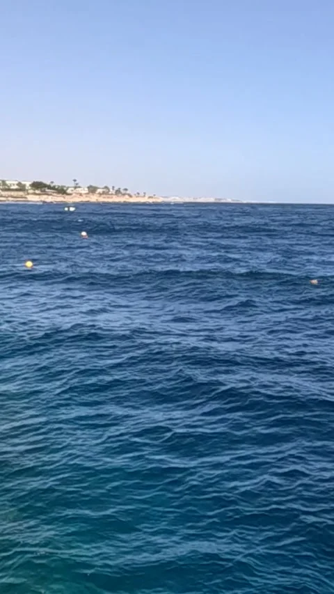 A Stunning Coastal View Capturing the Serenity of the Ocean, Featuring Clear 库存影片 330097094