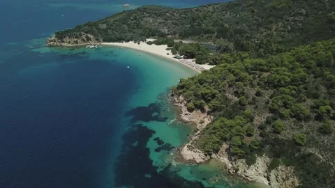 Stunning coastal view showcasing sandy beach and clear turquoise water 库存影片 301735379