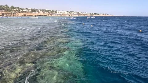 Stunning Coastal Views Featuring Crystal Clear Water Transitioning from Shallow 库存影片 330102882
