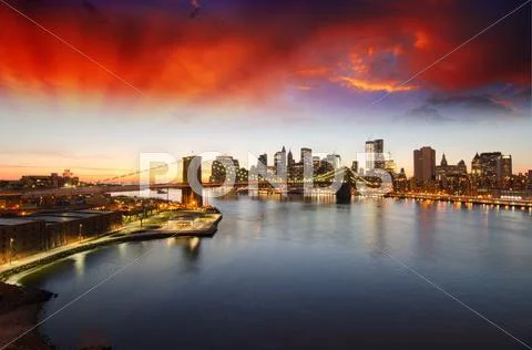 Stunning Colors of Sunset over Brooklyn Bridge Stock Photos