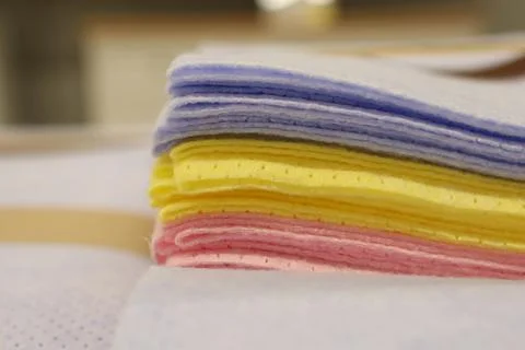 A Stunning Display of Vibrant Stacks Featuring Colorful Fabric Cloths in Various Foto stock