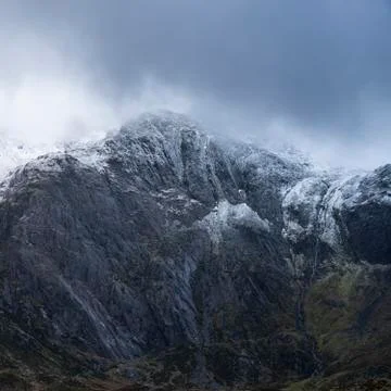 Stunning dramatic landscape image of snowcapped Glyders mountain range in Sno Foto stock