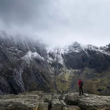 Stunning dramatic landscape image of snowcapped Glyders mountain range in Sno Stock Photos