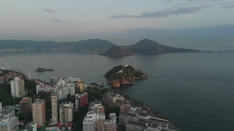 Stunning drone footage captures Ilha da Boa Viagem in Niterói, Rio de Janeiro. 스톡 동영상 279242537