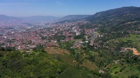 Stunning drone shot overlooking the sprawling city of Medellín, Colombia Stockbeeldmateriaal 343437078