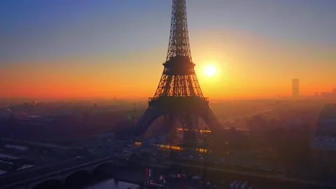 Stunning drone shot of Sunset over Eiffel tower in Paris Vidéo 169301119