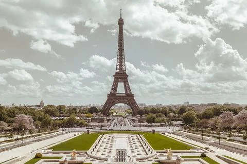 The Stunning Eiffel Tower view with sky and clouds background from Trocader.. 库存照片