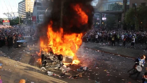 Stunning elevated view of Vancouver riots in 2011 with big crowd around fire Vidéo 127202543