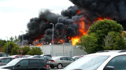 Stunning fire sends flames and black smoke plumming up in the air Vidéo 97683933