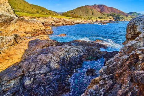 Stunning hidden tide pool by west coast cliffs and ocean Stock-Fotos