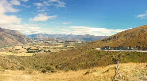 Stunning landscape view from Crown Range Road - Winding mountain highway ov.. 库存照片