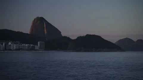 Stunning Loopable Sunset Video of Sugar Loaf Mountain in Rio de Janeiro Video stock 256019933