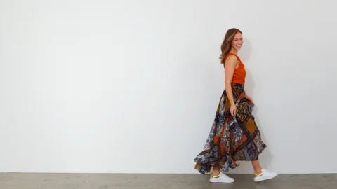 Stunning Model Crossing the Hall while Looking Sideways to the Camera 스톡 동영상 116891183