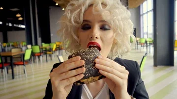 Stunning model eating hamburger Video stock 85989056