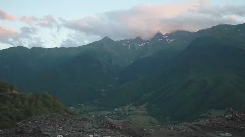 Stunning mountain landscape with rolling clouds at dusk Vidéo 301401454