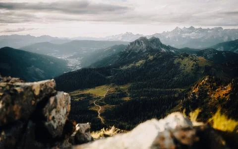 A stunning mountain range with lush trees and rugged rocks Foto stock