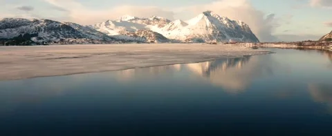 Stunning Mountain Reflections Over Serene Lake at Sunset 스톡 동영상 323279758
