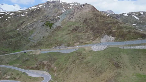 Stunning mountain roads meander through lush valleys in an alpine wonderland Stockbeeldmateriaal 314078847