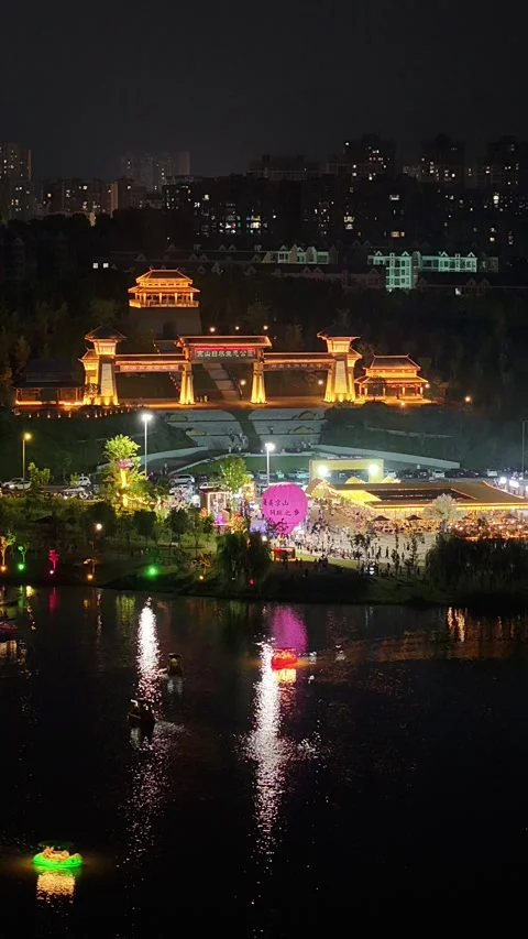 Stunning Night View of Lian Mountain Lake with Vibrant Light Reflections Stock-Footage 340210636