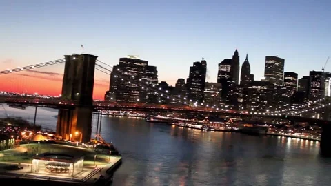 Stunning pan over iconic brooklyn bridge and manhattan skyline at dusk refl.. Vidéo 334834844