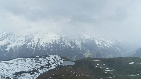 Stunning panorama, cloudy Annapurna mount, lakes on highland snow plateau, Nepal Vidéo 124682962