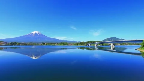 Stunning Panoramic View of Mount Fuji Reflected in Calm Lake Waters Video stock 310817584