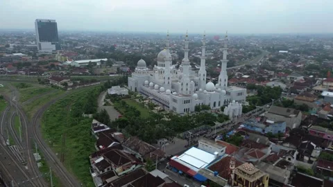 Stunning panoramic view of Sheikh Zayed Grand Mosque Solo with its intricate Stock-Footage 297446065