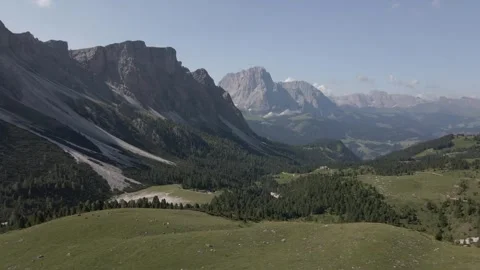 Stunning panoramic views of Dolomite mountains on a sunny day 動画素材 320304320
