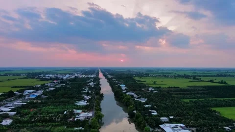 Stunning pink sunset over a long rural canal in Vietnam Vídeos de archivo 335809368