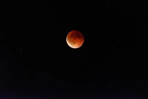 Stunning red lunar eclipse moon glowing in starry night sky Blood moon Fotos Stock