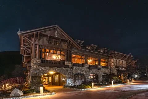 A stunning rustic Bear Mountain Inn at night Stock Photos