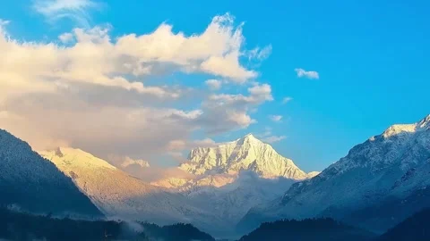 Stunning Sea of Clouds Rolling Over Riwo Banba Mountain Peaks Stockbeeldmateriaal 333681855