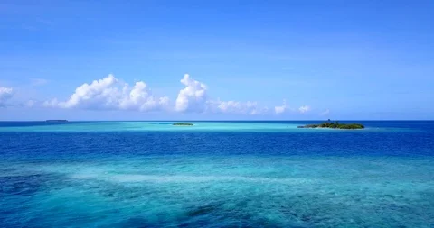 Stunning seascape from Maldives, group of tiny exotic islands surrounded Vídeos de archivo 119411717
