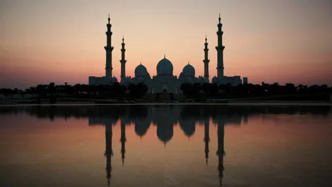 The stunning Sheikh Zayed Grand Mosque in Abu Dhabi at dusk Stock Footage 308650565