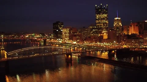 Stunning shot of Pittsburgh at night from a drone Video stock 59460042