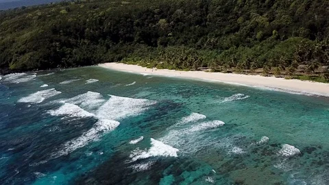 Stunning shot of a pristine wild beach in Samoa Vidéo 97567288