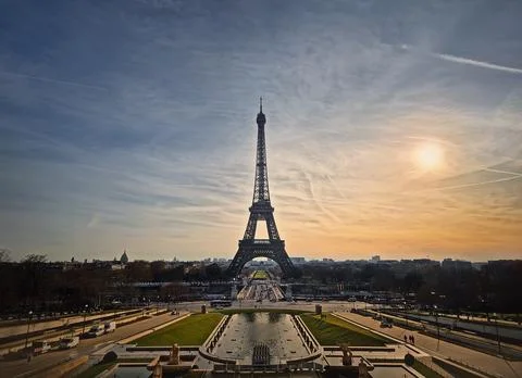 Stunning silhouette of the Eiffel Tower in Paris against a hazy sunset sky,.. Stock-Fotos